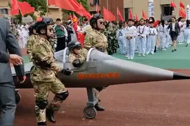 爸爸1个星期为女儿打造歼15模型，网友：太酷炫了图片