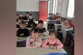 考试结束后，小学老师自费买零食奖励学生视频封面