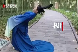 63岁阿姨舞者轻松下“青绿腰”走红：越战越勇，掌握技巧就不难图片