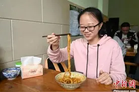 印尼姑娘成都追梦：传承“神奇”中医 爱美食“佛系养生”图片