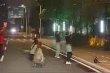 危险！多名大妈夜间在马路上跳舞 拍摄者：看见车开过来也不让图片