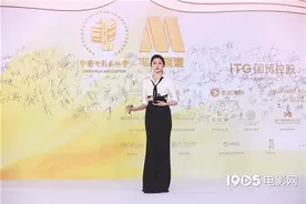 御姐范！关晓彤露腰衬衫登上金鸡红毯 简约摩登图片