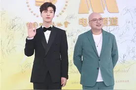 《人生路不熟》亮相金鸡红毯 范丞丞西装挺拔帅气图片