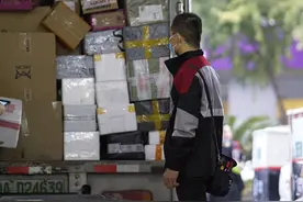 “双11”快递小哥的一天：至少送200件，还不时帮顾客搬水、代买物品图片