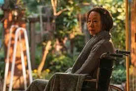 奚美娟时隔31年再夺金鸡影后：我想和同龄人一起加油图片