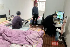 卧床在家的老人忘记存折密码，银行人员上门帮她取出养老金图片