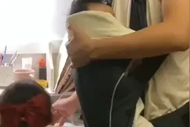 宝爸边带老二边看老大写作业，有了二宝也不耽误辅导女儿图片