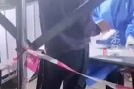 排队几个小时被告知没有棉签，男子愤怒之下一脚踢翻桌子图片