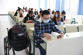 轮椅上的23岁小伙重返校园，要做张海迪所说的“金种子”图片