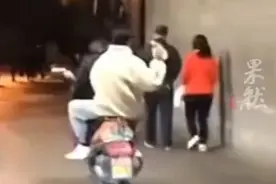 男子乘摩托车多次朝路人泼不明液体，警方：正在调查这个人图片