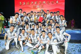 中国杂技团《逐风者·男子集体车技》摘“金菊”金奖图片