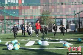 既是足球也是地球仪 卡塔尔世界杯主题地图版足球寓教于乐图片