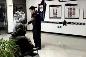 老人走失无助哭泣民警“哄娃式”劝慰