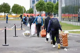 郑州富士康首批新员工抵达，多地招工人士称咨询人数明显增多图片