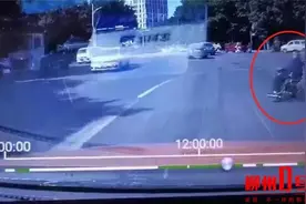 事发柳州街头！老人开电动轮椅车流中“乱飙”，小轿车吓坏：不敢惹图片