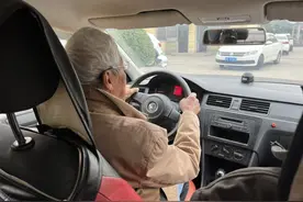 95岁老伯学车记：完成首次小路模拟考，拿到驾照后教练还要跟车图片