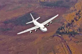 原野上空的安-124图片