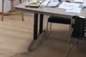 居民连打20个电话打不通，上门一看座机听筒被挪开，社区回应图片