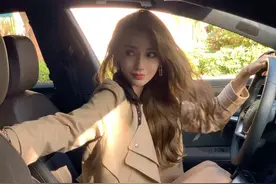 杨颖豪车内拍珠宝大片 长卷发搭浅色外套气场全开图片