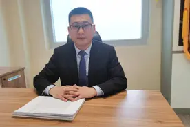 潍坊诸城鹿钦喜：汽车侧翻冒烟，他组织路人翻车救人图片