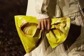 法国奢侈品牌巴黎世家推出1.3万元乐事薯片包 上海门店：尚未开售已被订光图片