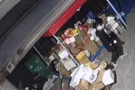 新买手机一直显示“在配送”，原因竟是快递员工“监守自盗”图片