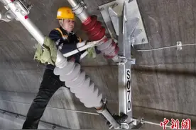 高原首条电气化铁路“蜘蛛侠”给接触网绝缘子“搓澡”图片