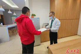 它是居民的“好邻居”，这家中介门店有求必应图片