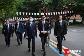 阿根廷大使牛望道走进绵阳南山中学双语学校用毛笔写“以”字 自嘲“写得马马虎虎”图片