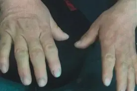 女子去吃面，隔壁桌陌生男子一直盯着她看！接下去一幕让她震惊：原来他在救我的命图片