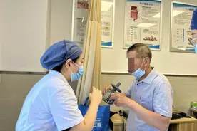 抽烟几十年，70岁杭州大伯如今寸步难行，医院这项筛查发现好多“瘾君子”的痛图片