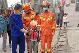 2岁娃贪玩卡在墙缝中，6岁小哥哥勇敢救援图片