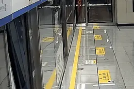 危险！列车门关闭瞬间，3岁男孩“溜”出了车厢……图片