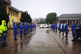 英雄，走好！汨罗群众自发为袁瑛送行图片