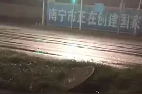 南宁一井盖深夜“跳舞”，网友担心燃气泄漏！回应来了图片