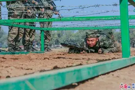 武警新兵战术训练磨皮掉肉就是“刚”图片