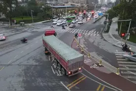 这些路口，大型车辆右转必停图片