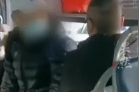 男子乘公交一人占两座，北京大爷看不惯上前“硬碰硬”图片