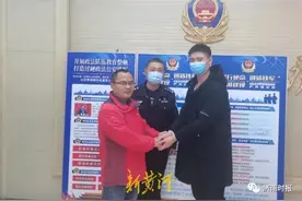 晚上散步捡到2万元现金，济南一对母子这样做了图片