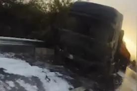 大货车在高速上轮胎自燃，车头只剩空架视频封面