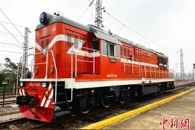 陕西定军山下机车“铁马”换新妆图片