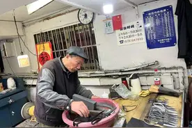 不用吆喝，20年来找他的人源源不断，杭州弄堂里的剪刀师傅：以后可能没人做这个了图片