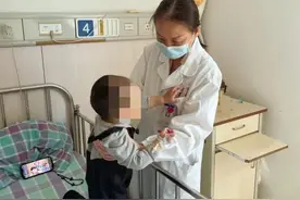 杭州一岁宝宝误把消毒液当果汁喝下！医生：多亏妈妈教科书式自救图片