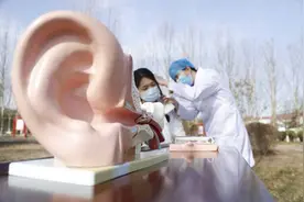 注意！长期“沉浸式”戴耳机易患噪声性耳聋，医师提醒图片