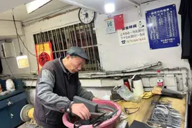 不用吆喝，找他的人源源不断！杭城“宝藏师傅”：以后可能没人做这个了图片