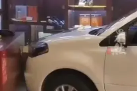 女子驾车冲入茅台店，店家：“你不好意思，我也得报警”图片