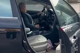 女子吃喜宴喝了酒后，70岁的妈妈开车送她回家图片