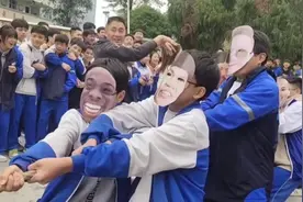 初中生戴搞笑面具拔河，对手没笑倒反而笑倒自己，老师：前期有作用，后期成负担图片