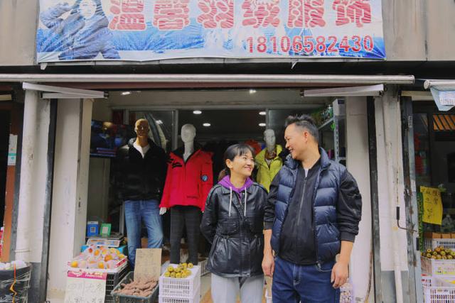 取名“温馨”确实温馨，从“工厂爱情”到20年夫妻店，杭州羽绒服定制小店的爱情故事