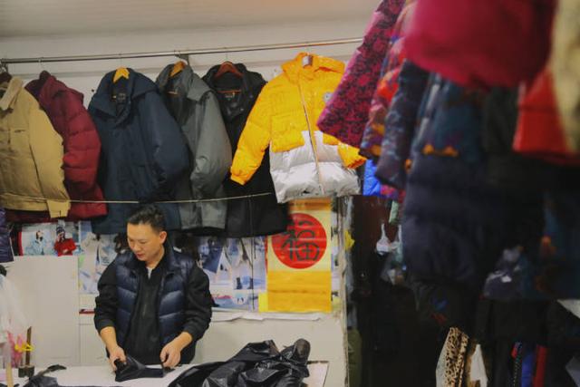 取名“温馨”确实温馨，从“工厂爱情”到20年夫妻店，杭州羽绒服定制小店的爱情故事
